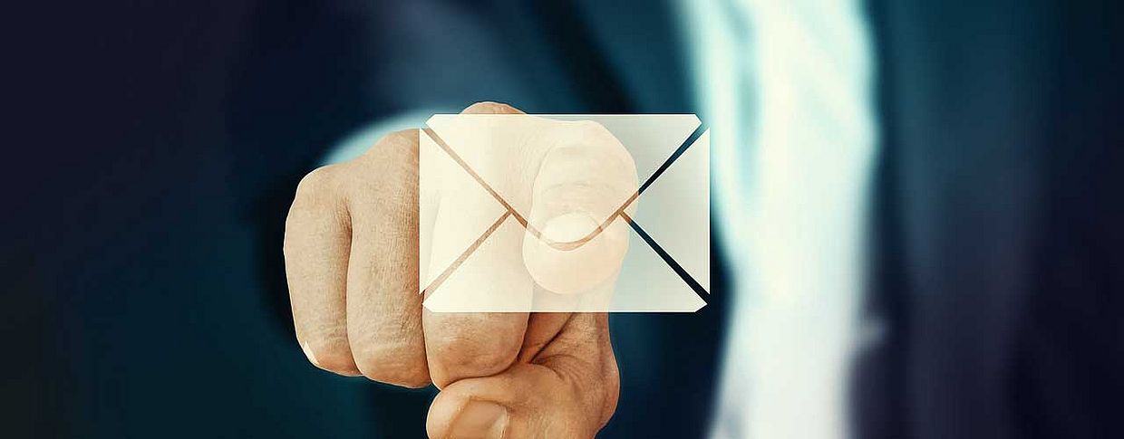 Finger drückt auf Email-Symbol